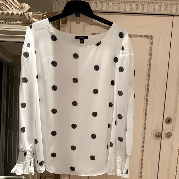 Gorgeous brand new Alfani white dotted blouse in black.size : M - Picture 2 of 13
